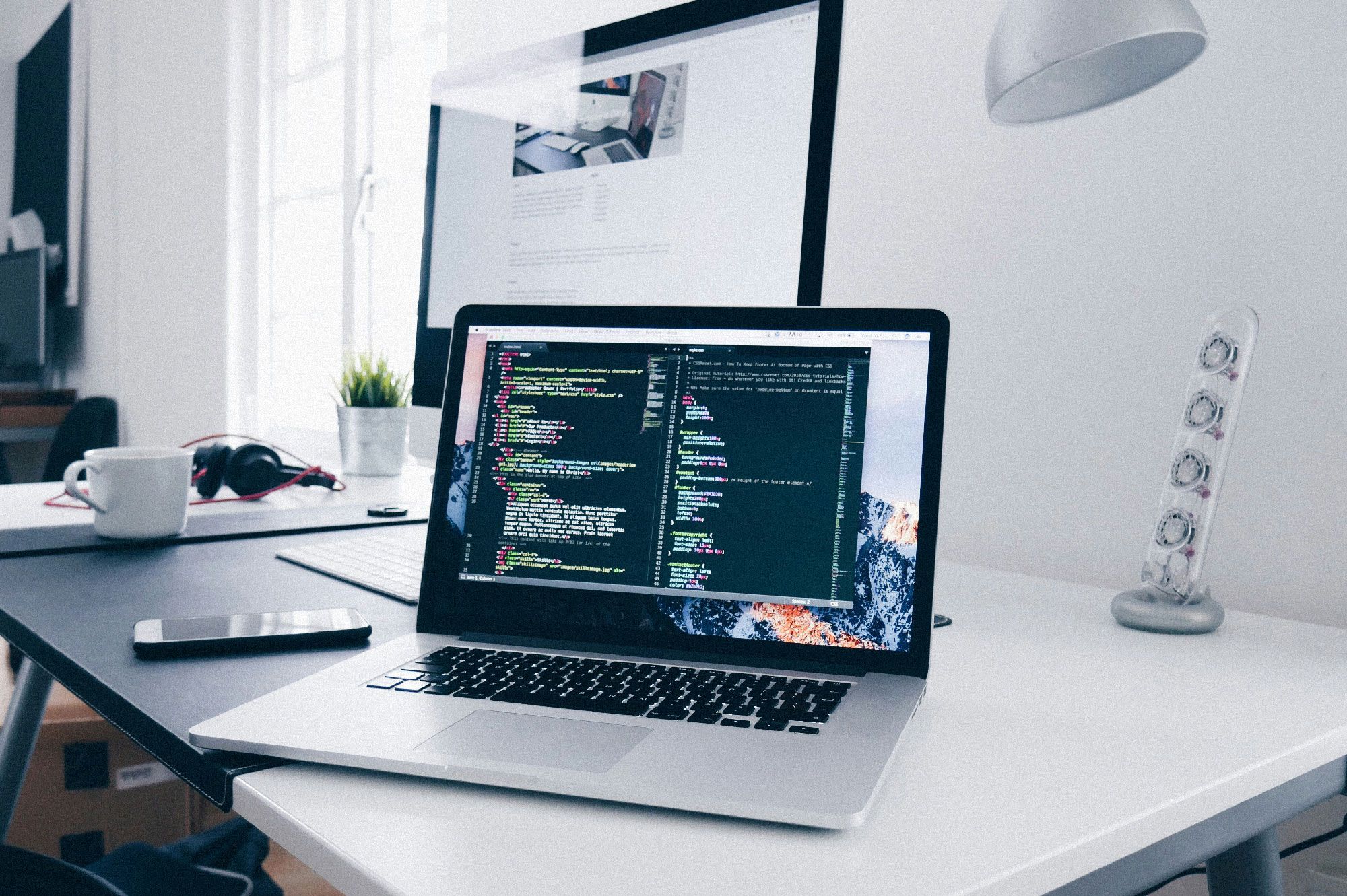 Poste de travail avec du code à l'écran